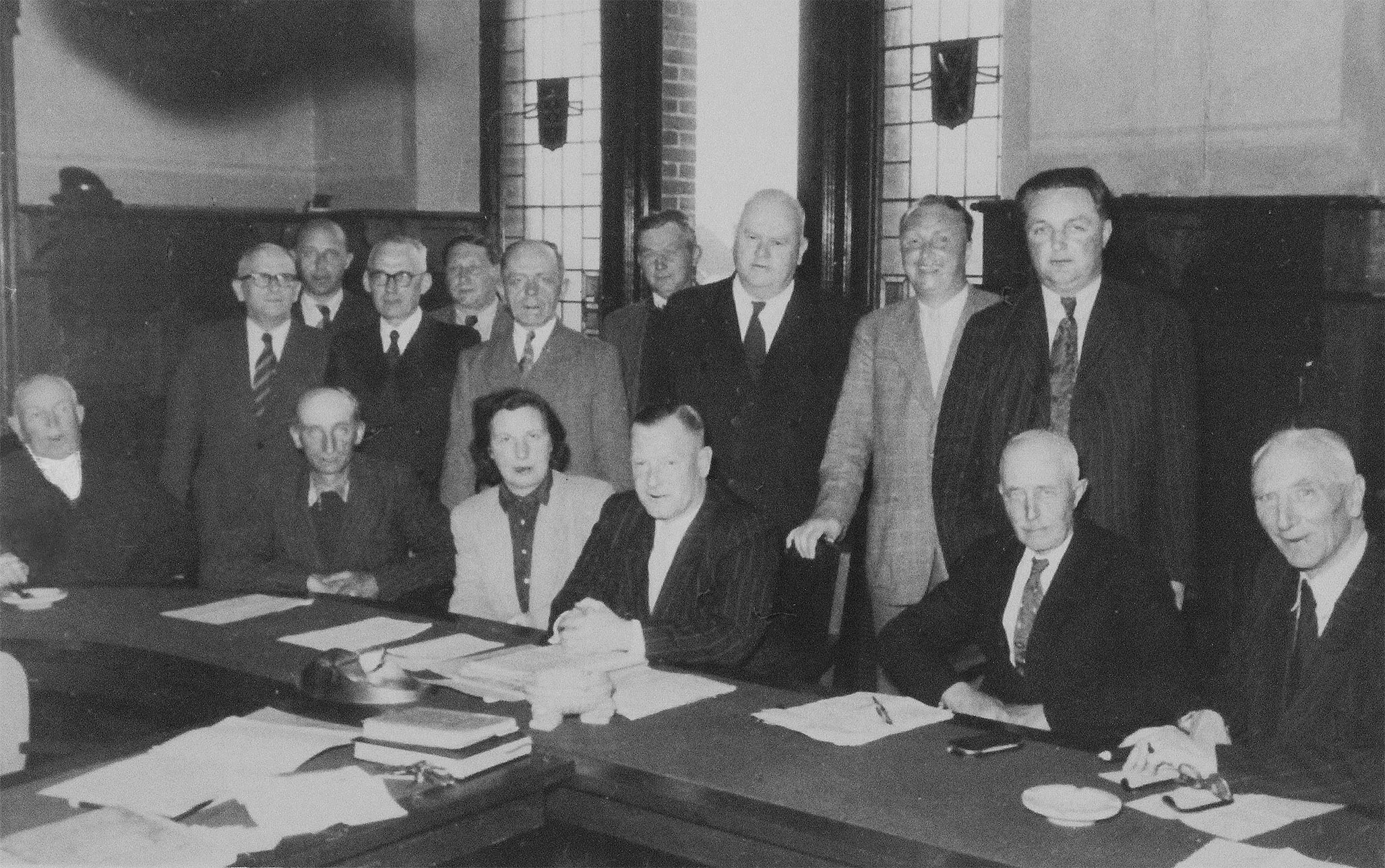 Mitglieder des Rates der Stadt Borkum und Stadtdirektor Theo Speer im Ratssaal des Borkumer Rathauses, etwa 1950.