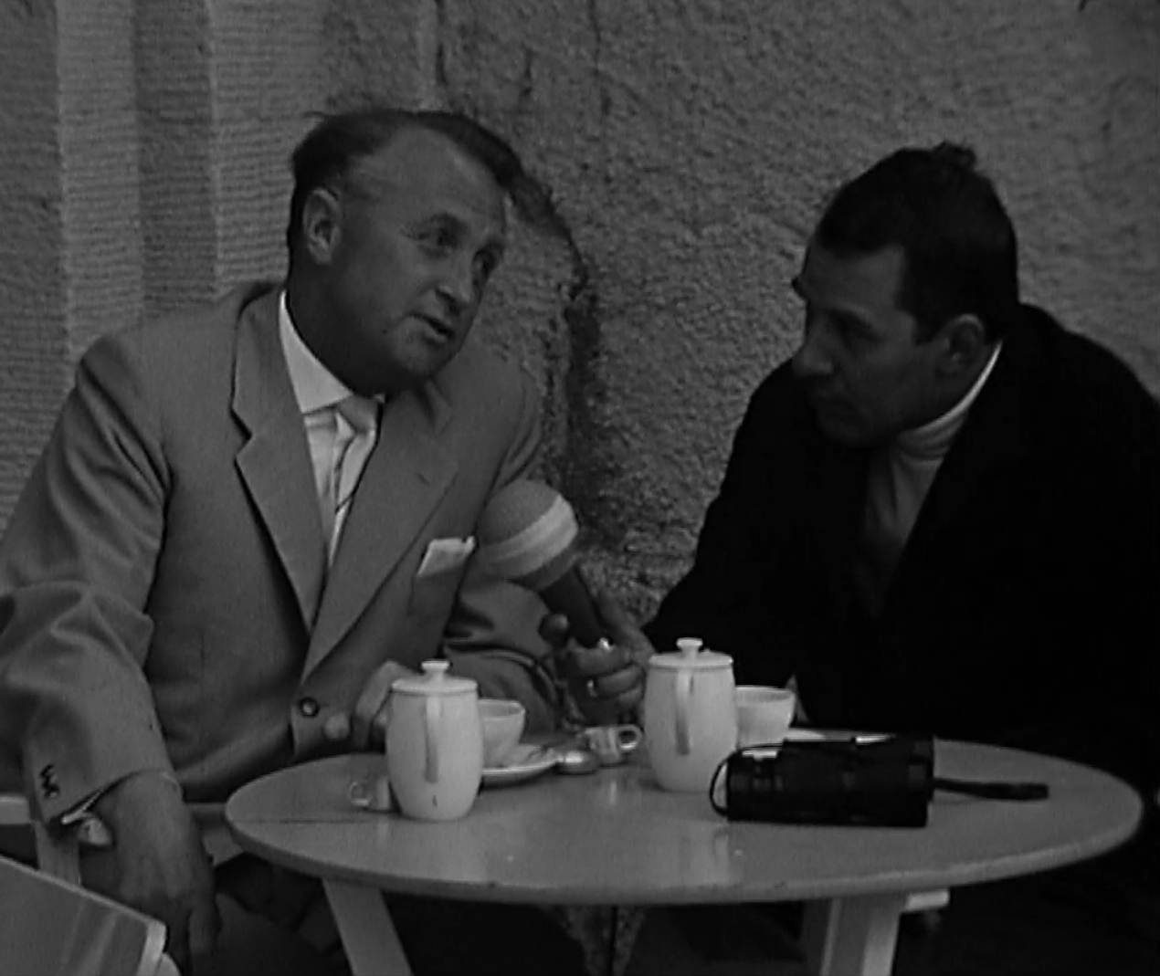 Kur- und Stadtdirektor Theo Speer (l.) im Gespräch mit einem Journalisten des Westdeutschen Rundfunks. Wandelhalle Borkum, September 1962.