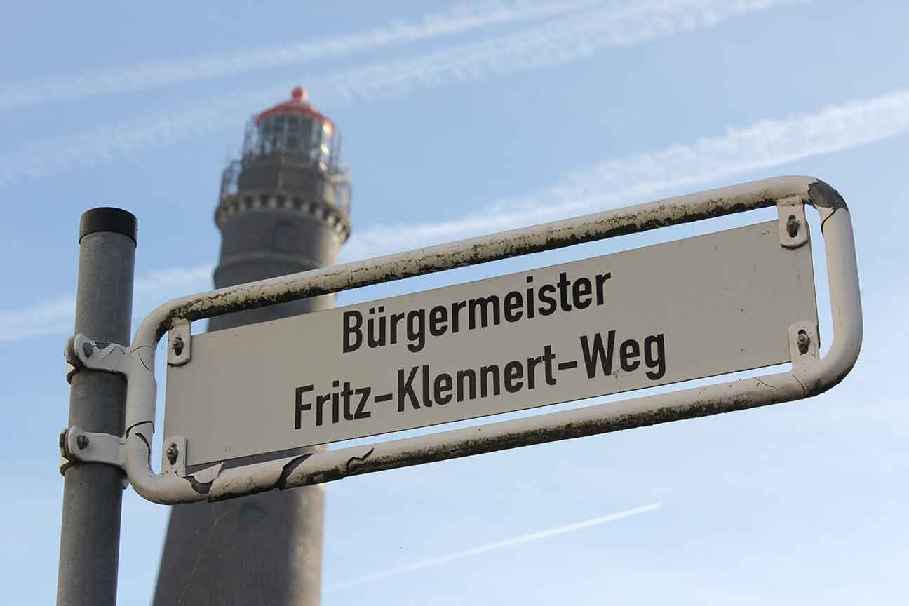 „Bürgermeister Fritz-Klennert-Weg“-Schild, Borkum, 31.10.2022