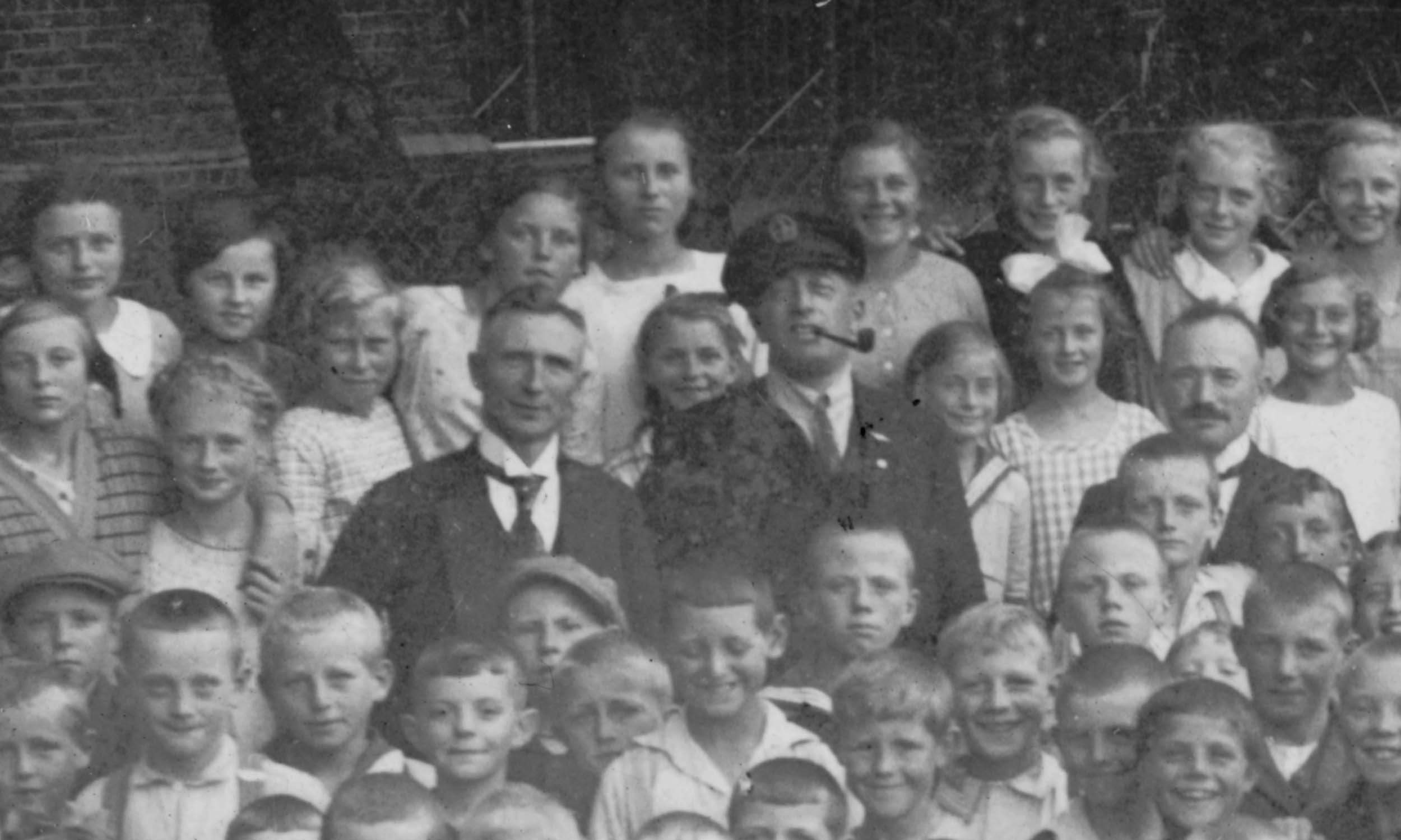 [[43985|Jan Müller]] (l.) neben Graf Lucker (m.) auf einem Schulfoto anlässlich dessen Besuchs auf Borkum. Spielplatz der Volksschule, 1928.